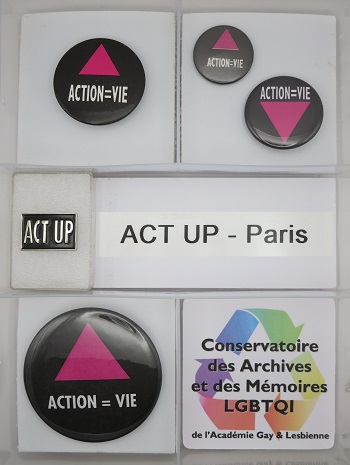 Collection Act Up-Paris badges Action = Vie Collection Act Up - Paris badges Action = Vie